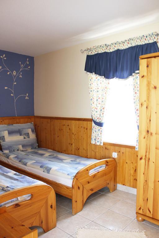 Parton Villa Apartments Fonyod Room photo